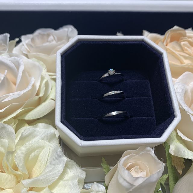 【4℃ BRIDAL(ヨンドシーブライダル)の口コミ】 ウェーブラインで、結婚指輪と婚約指輪の重なりと、それぞれのデザインを…