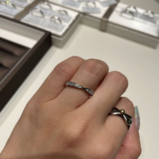 【アイプリモ(I-PRIMO)の口コミ】 サイトで見て一目惚れした指輪です。形がリボンになってて、小さいのダイ…