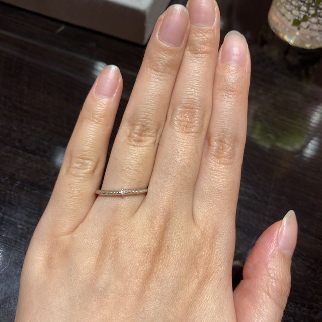 【ケイウノ ブライダル(K.UNO BRIDAL)の口コミ】 指輪をぐるっと1周、ミル打ちがされていて真ん中にダイヤがあるデザイン。…