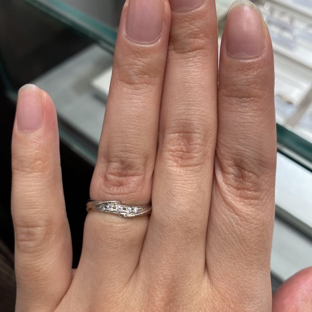 【アイプリモ(I-PRIMO)の口コミ】 5つのダイヤが真ん中にあり、上と下が少しねじれてるデザインで、ダイヤの…