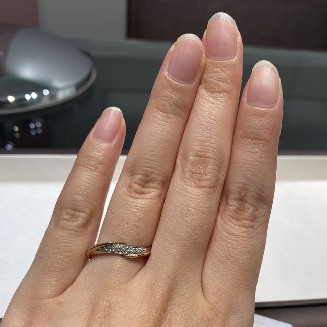 【アイプリモ(I-PRIMO)の口コミ】 5つのダイヤが真ん中にあり、上と下が少しねじれてるデザインで、ダイヤの…