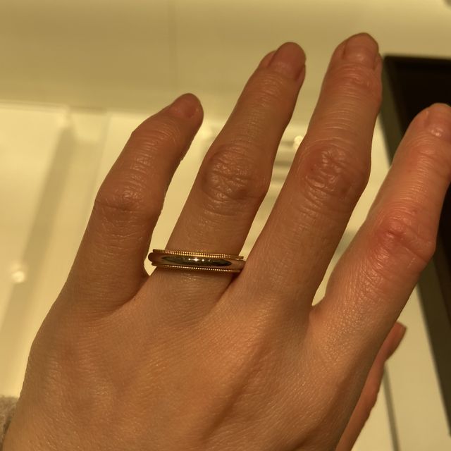 【ティファニー(Tiffany & Co.)の口コミ】 ミルグレインの内側がイエローゴールドで華やかな印象です。こちらの指輪…