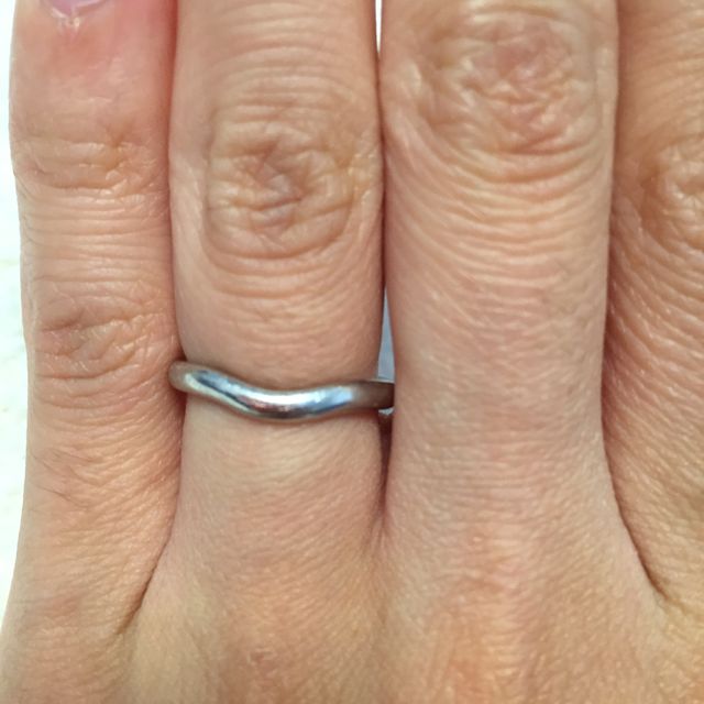 【ティファニー(Tiffany & Co.)の口コミ】 初めはもっと太いのを希望していましたが、はめてみるとこちらの方がしっ…