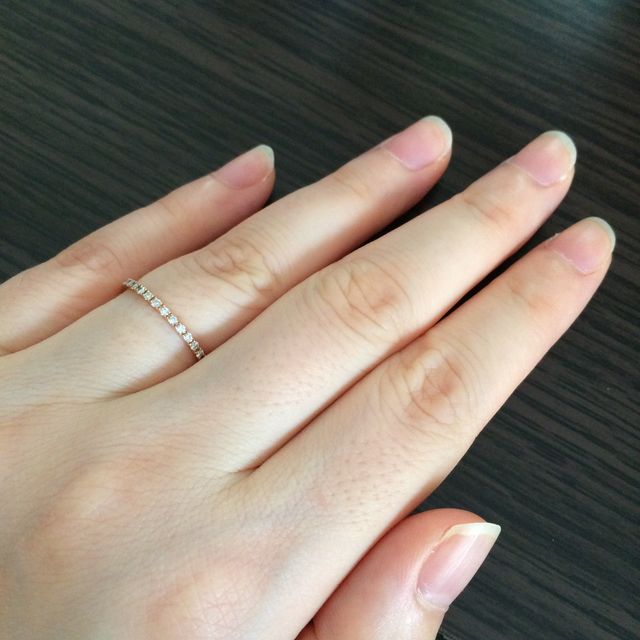 【4℃ BRIDAL(ヨンドシーブライダル)の口コミ】 結婚指輪と二連にしてはめたかったので同色で、細いタイプを探していまし…