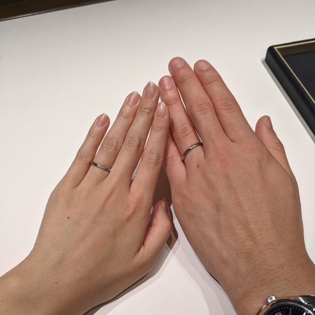 【ラザール ダイヤモンド(LAZARE DIAMOND)の口コミ】 ダイヤが5石着いているが、そこまで派手な印象はなく上品なに見えることろ…