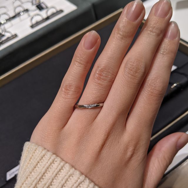 【ラザール ダイヤモンド(LAZARE DIAMOND)の口コミ】 ダイヤが5石着いているが、そこまで派手な印象はなく上品なに見えることろ…