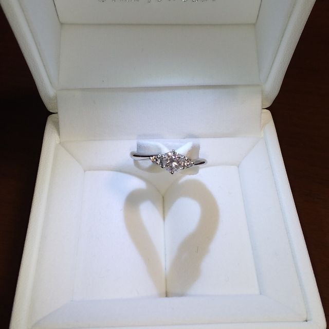 【STAR JEWELRY(スタージュエリー)の口コミ】 デザインは、中央のダイヤモンドの左右に小さいダイヤモンドが付いていて…