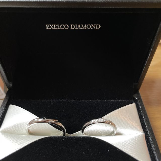 【エクセルコダイヤモンド(EXELCO DIAMOND)の口コミ】 シンプルに見えますが、斜めのラインにダイヤとミルが入っていてとても素…