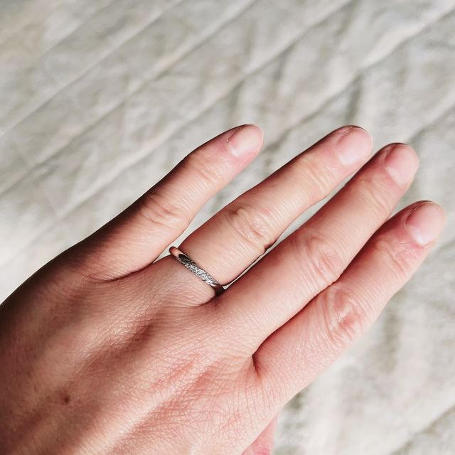 【エクセルコダイヤモンド(EXELCO DIAMOND)の口コミ】 シンプルに見えますが、斜めのラインにダイヤとミルが入っていてとても素…