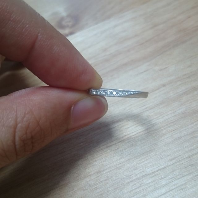 【Something Blue(サムシングブルー)の口コミ】 結婚指輪を購入すると決めてからたくさんのデザインを見ていた中で、シン…