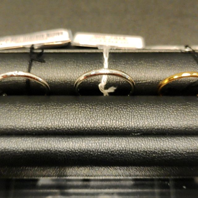 【銀座ダイヤモンドシライシの口コミ】 自分好みにカスタムできる指輪。色はイエローゴールドに変更。ミル打ちに…