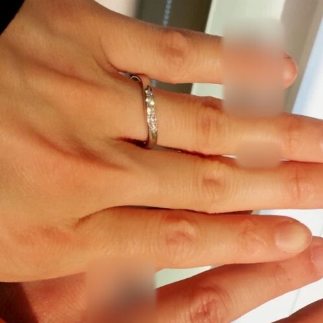 【ROYAL ASSCHER(ロイヤル・アッシャー)の口コミ】 ウェーブラインのリングにしようと決めていましたが、この緩いU字のリング…