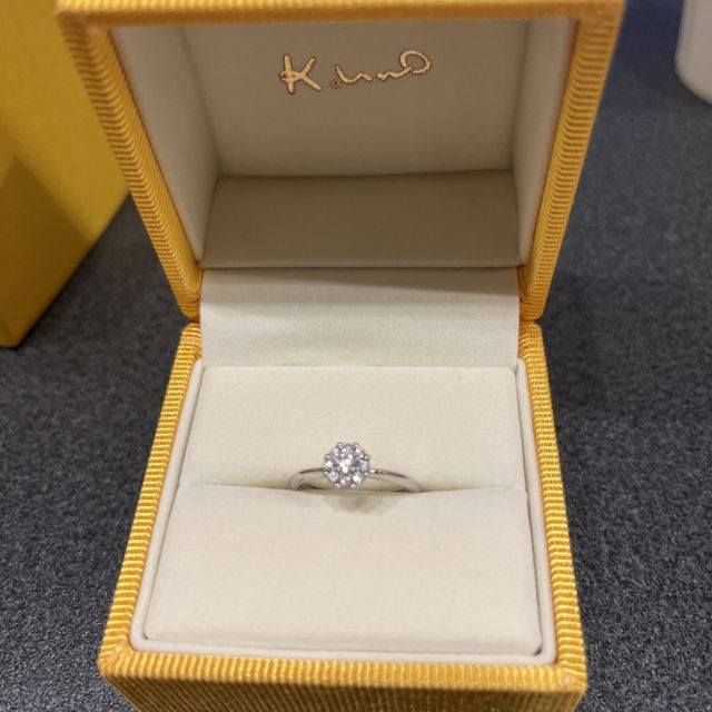 【ケイウノ ブライダル(K.UNO BRIDAL)の口コミ】 彼女と見に行きましたが、婚約指輪は可愛らしく、存在感のある目立つもの…