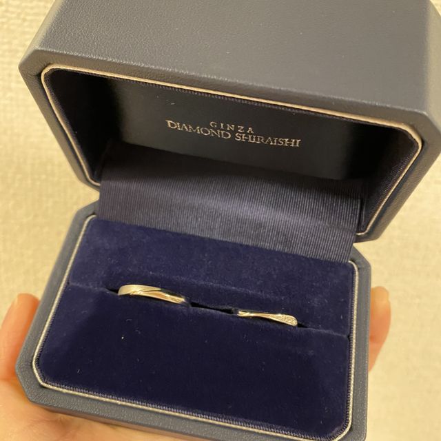 【銀座ダイヤモンドシライシの口コミ】 デザインがすごく気に入りました。
いろいろな指輪をはめさせてもらって、…