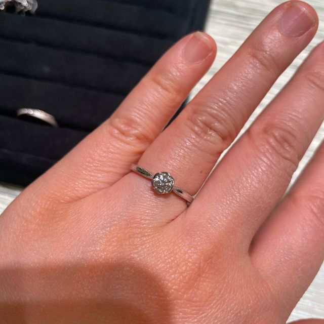 【TRECENTI(トレセンテ)の口コミ】 ダイヤモンドの台座が花びらのデザインになっているので、0.3カラットでも…