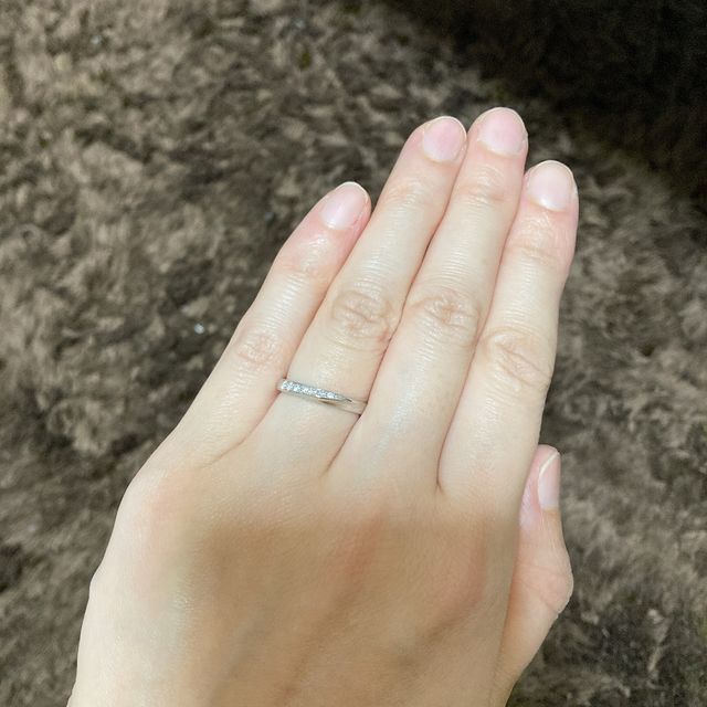 【4℃ BRIDAL(ヨンドシーブライダル)の口コミ】 毎日つけたいので、飽きのこないデザインを選びました。ダイヤの大きさが…