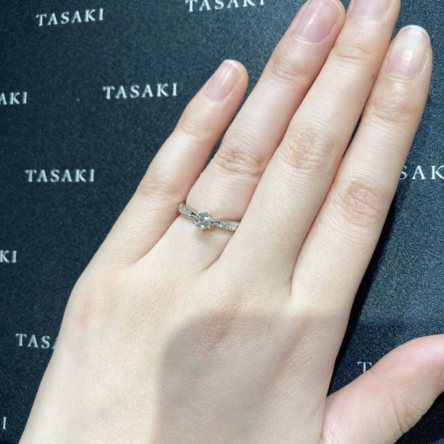 【TASAKI(タサキ)の口コミ】 ピアチェーレ ソリティア パヴェ リングです。中心のダイヤが目立つように…