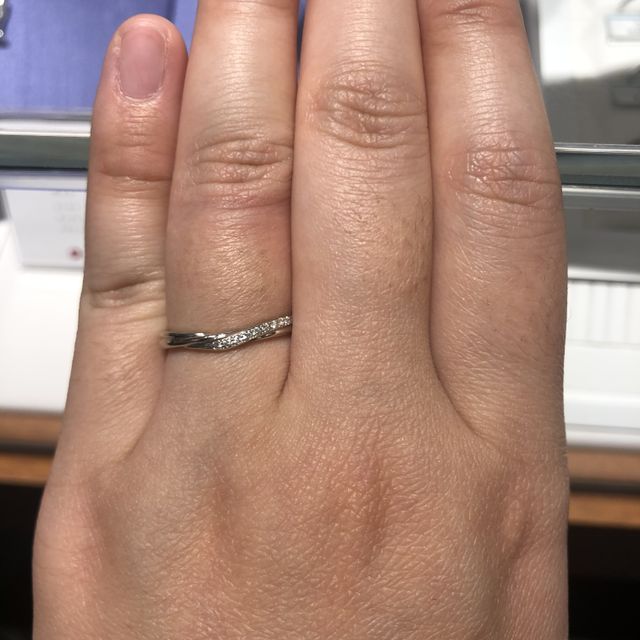 【銀座ダイヤモンドシライシの口コミ】 ダイヤが入っているけど、そこまで主張しないキラキラ感！
つける向きによ…