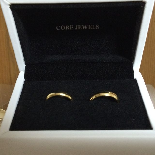 【CORE JEWELS(コアジュエルス)の口コミ】 一生付ける結婚指輪なので二人ともシンプルでゴールドがいいという希望だ…