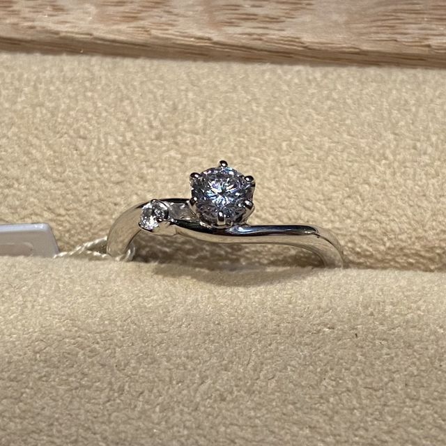 【ith(イズ)の口コミ】 デザインはシンプルですが、大きなほうを月、小さなほうを星と見立てて夜…