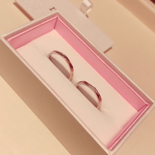 【nocur(ノクル)の口コミ】 私たちは婚約指輪を購入しなかったので、結婚指輪には何もないリングより…