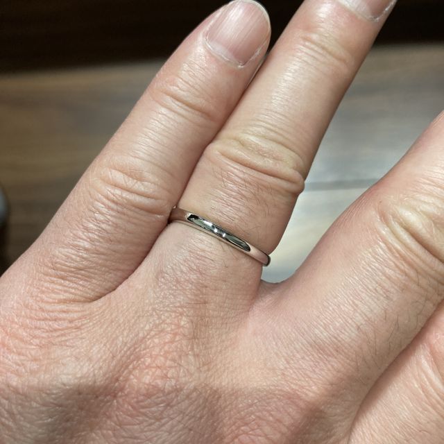 【4℃ BRIDAL(ヨンドシーブライダル)の口コミ】 指輪の太さは少し広めで、ひねりの入ったデザインにより上側が波打ったよ…
