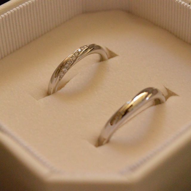 【4℃ BRIDAL(ヨンドシーブライダル)の口コミ】 婚約指輪と一緒に付けても違和感のないデザインだったことや、レディース…