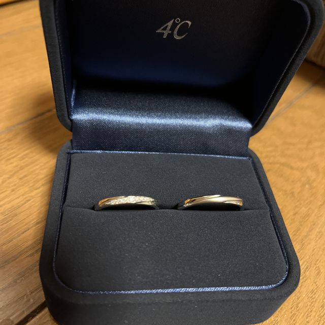 【4℃ BRIDAL(ヨンドシーブライダル)の口コミ】 婚約指輪も4°Cの指輪をもらいました。
なので、重ね付けするのにも、…