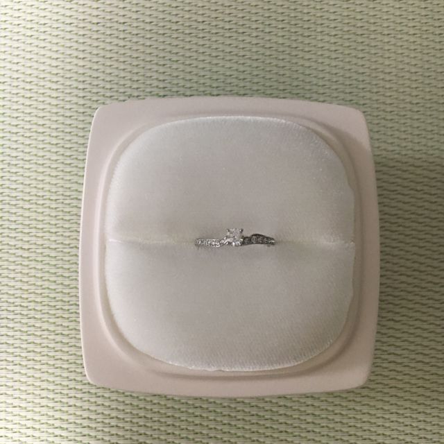 【俄(にわか)の口コミ】 結婚指輪と重ねづけができるタイプが良かったので、婚約指輪購入時に結婚…