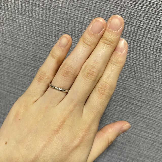 【アイプリモ(I-PRIMO)の口コミ】 プラチナ製で、ウェーブ型のリングを探していました。また、職業柄、あま…