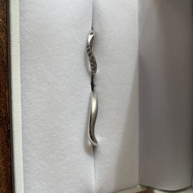 【Mariage ent(マリアージュエント)の口コミ】 デザインが気に入りました。
指にフィットして、つけている感じが少なく、…