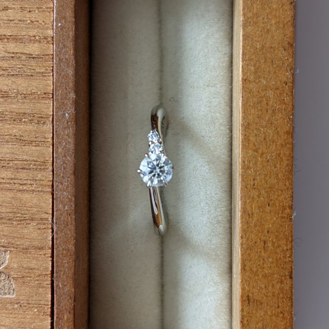 【ラザール ダイヤモンド(LAZARE DIAMOND)の口コミ】 アシメトリーなデザインで普段使いがしやすく、結婚指輪を買ったあとでも…