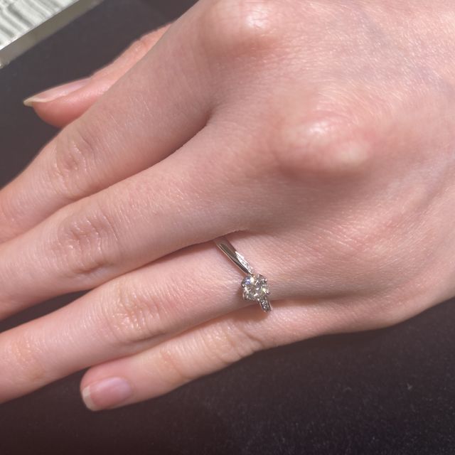 【TRECENTI(トレセンテ)の口コミ】 指輪のデザインは、以前より考えていたウェーブで、多石のデザインにしま…