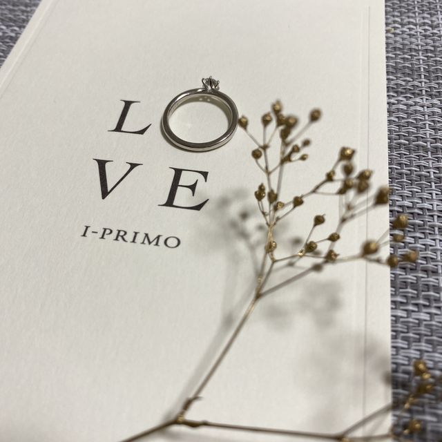 【アイプリモ(I-PRIMO)の口コミ】 横からみたデザインが好みだったこと、結婚指輪と婚約指輪をセットでつけ…