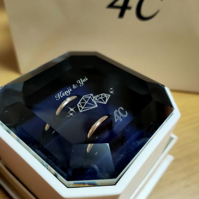 【4℃ BRIDAL(ヨンドシーブライダル)の口コミ】 デザインがとても可愛くシンプルらしさが
特徴的でとても気に入りました。…