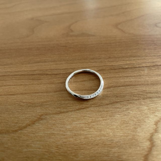 【TOMOE(トモエ)の口コミ】 何点か試着し、指輪の向きで表情が変わる(石を上にするか下にするかで、プ…