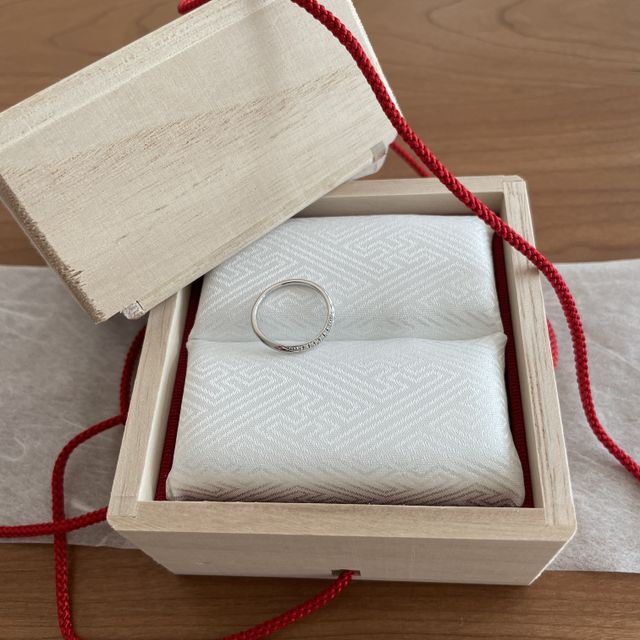 【TOMOE(トモエ)の口コミ】 何点か試着し、指輪の向きで表情が変わる(石を上にするか下にするかで、プ…