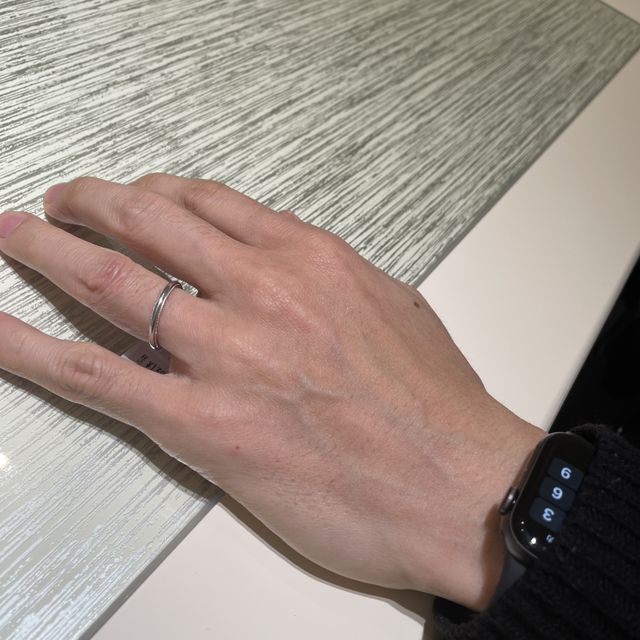 【TRECENTI(トレセンテ)の口コミ】 男性側は、ミル打ちのセンスのよい上品な指輪に一目惚れ。手や雰囲気に馴…