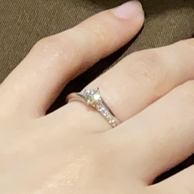 【エクセルコダイヤモンド(EXELCO DIAMOND)の口コミ】 海外ブランドに比べ、細身な作りでありサイドのデザインも気に入りました…