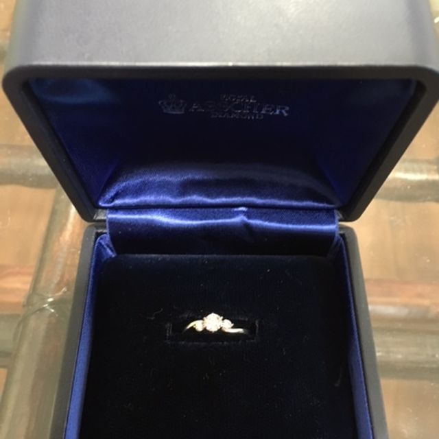 【ROYAL ASSCHER(ロイヤル・アッシャー)の口コミ】 一粒タイプの指輪は婚約指輪感が強い感じがしたので、メレダイヤが付いて…