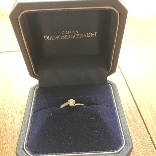 【銀座ダイヤモンドシライシの口コミ】 ウェーブのデザインがとてもきれいでした。両サイドの手前と奥側にメレダ…