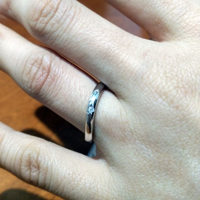 【TRECENTI(トレセンテ)の口コミ】 一粒だけ真ん中にダイヤモンドが埋め込まれています。しっかりと埋め込ま…