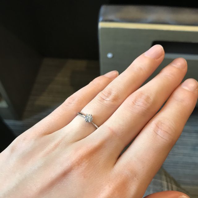 【PROPOSE(プロポーズ)の口コミ】 婚約指輪はプラチナでシンプルなものがよいと思っていたので、見た瞬間に…