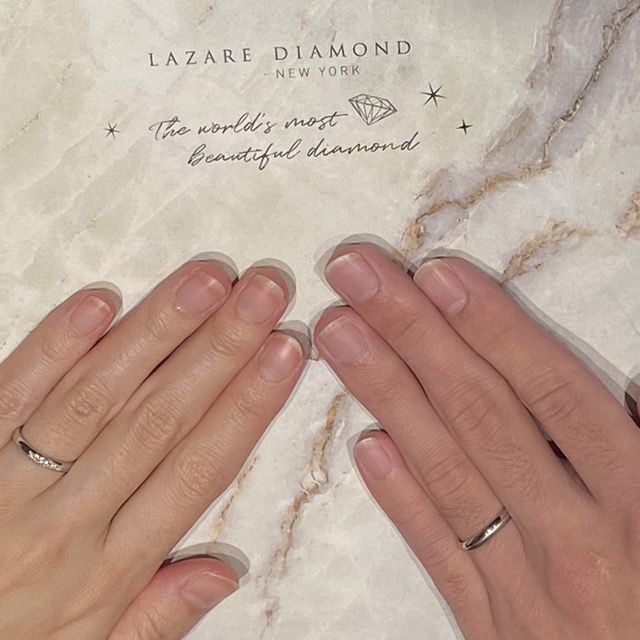【ラザール ダイヤモンド(LAZARE DIAMOND)の口コミ】 センターラインを境にプラチナ・マット面に分かれていて、つけ方によって…