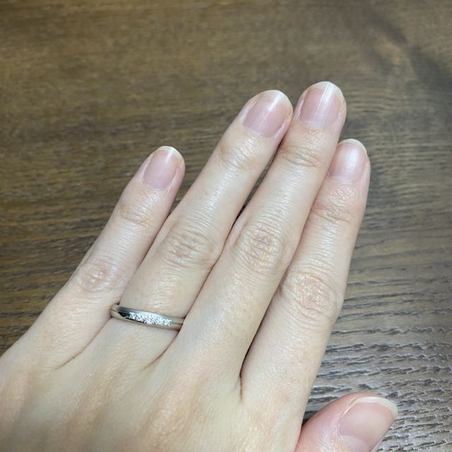 【ラザール ダイヤモンド(LAZARE DIAMOND)の口コミ】 センターラインを境にプラチナ・マット面に分かれていて、つけ方によって…