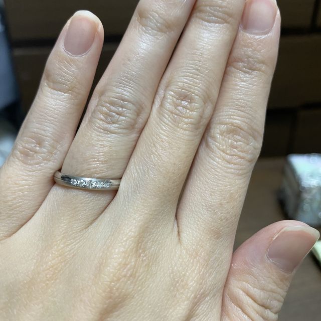 【ラザール ダイヤモンド(LAZARE DIAMOND)の口コミ】 センターラインを境にプラチナ・マット面に分かれていて、つけ方によって…