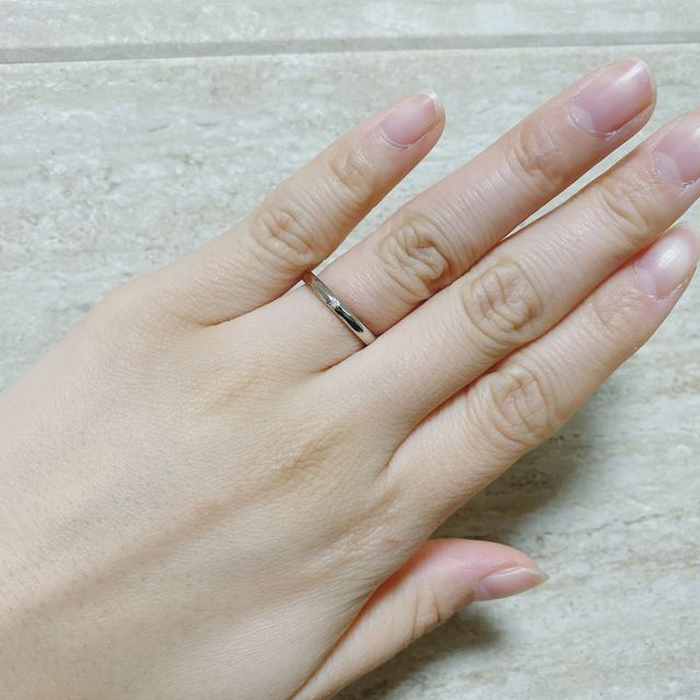 【ラザール ダイヤモンド(LAZARE DIAMOND)の口コミ】 ずっとつけるものなのでシンプルなものを選びました。
鍛造製法で作られて…