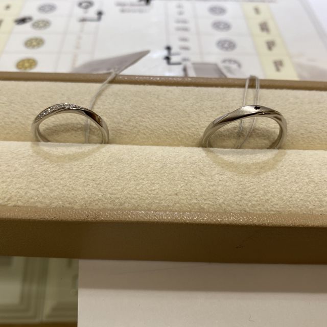 【Mariage ent(マリアージュエント)の口コミ】 シンプルなデザインを要望して出してくださったペアリングです。
シンプル…