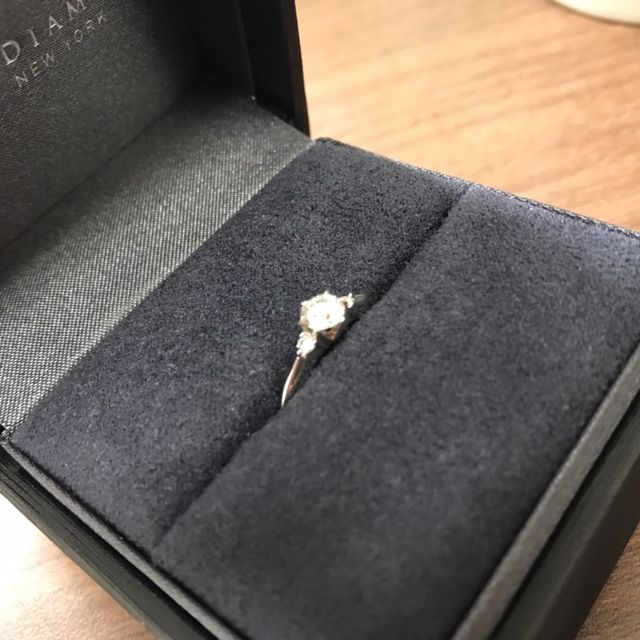 【ラザール ダイヤモンド(LAZARE DIAMOND)の口コミ】 様々な指輪を比較した結果、妻がこの指輪に惹かれ決めました。まずiPadの…