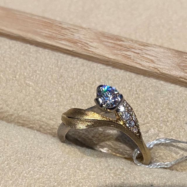 【ith(イズ)の口コミ】 ゼクシィに掲載があったデザインのものを試着させていただきました。
イラ…